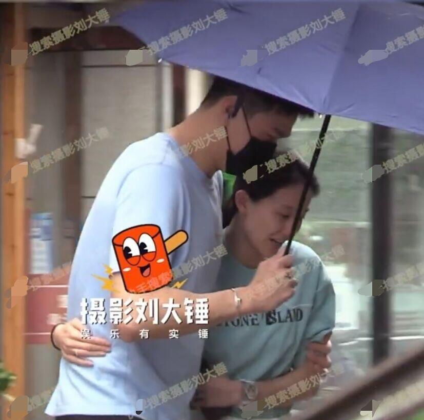 孙杨与张豆豆牵手回老家，牵手同行举止亲密，女方无名指戒指好显眼