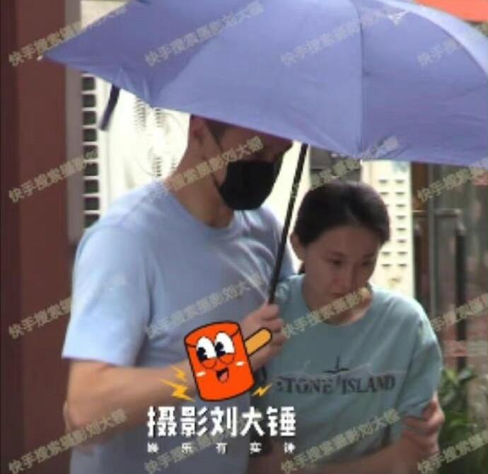 孙杨与张豆豆牵手回老家，牵手同行举止亲密，女方无名指戒指好显眼