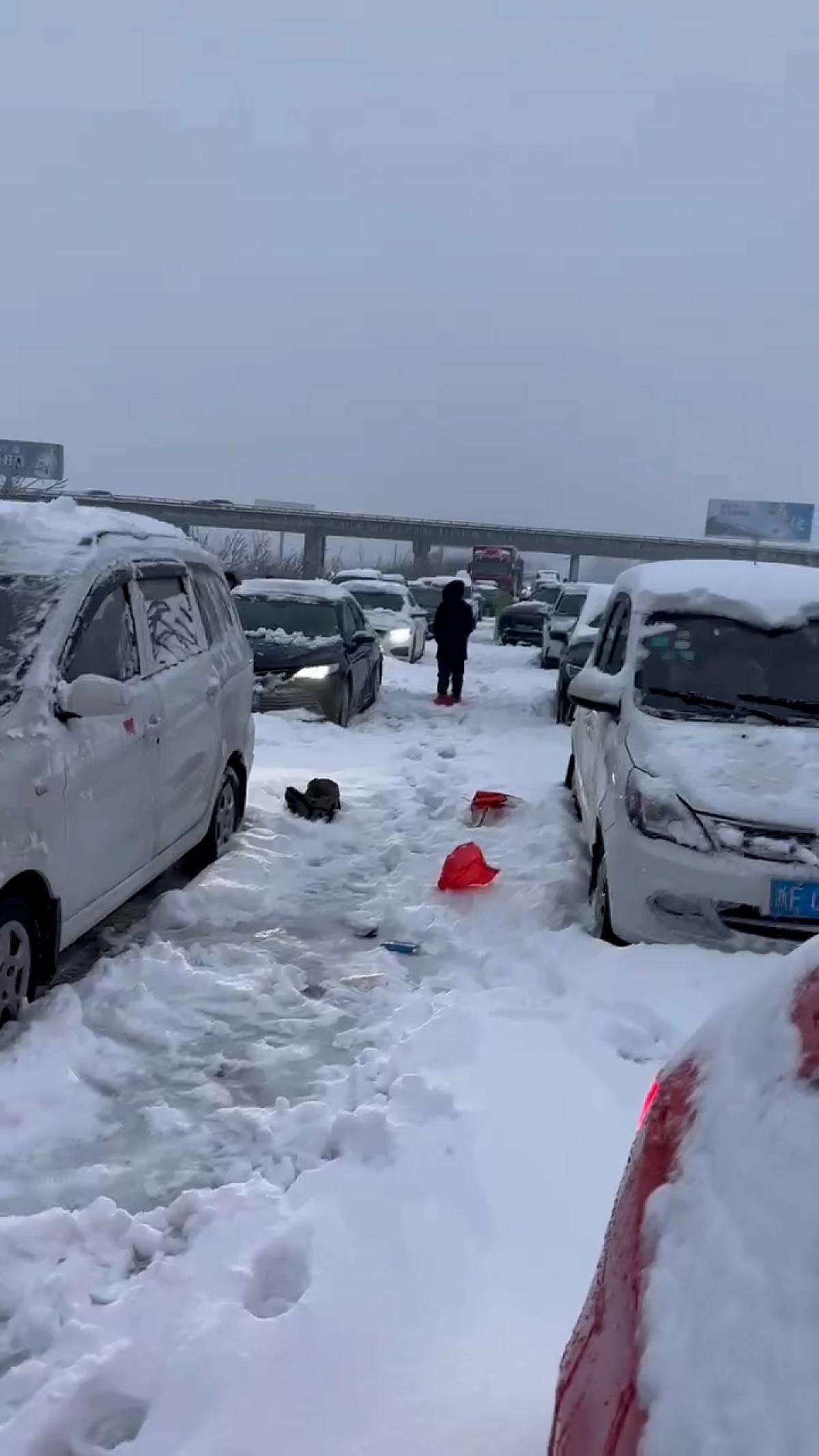 困在湖北高速的返乡人,不敢开空调吃光了年货