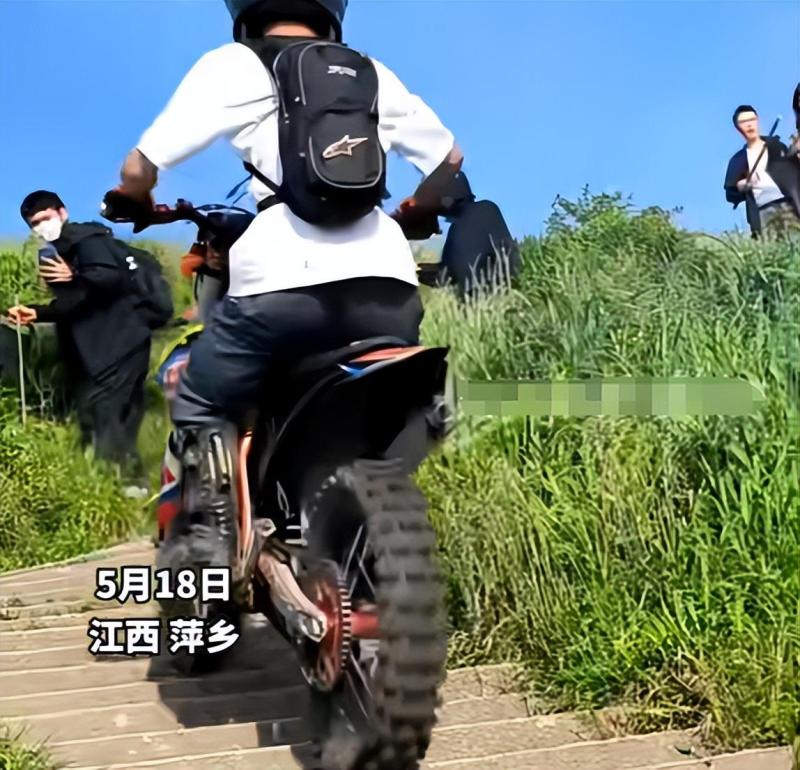 摩托车在景区阶梯疾驶游客纷纷避让，武功山景区:不允许