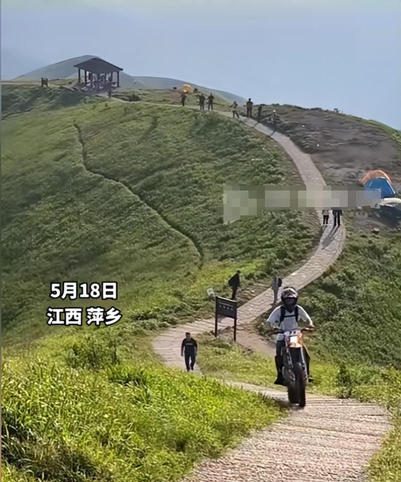 摩托车在景区阶梯疾驶游客纷纷避让，武功山景区:不允许